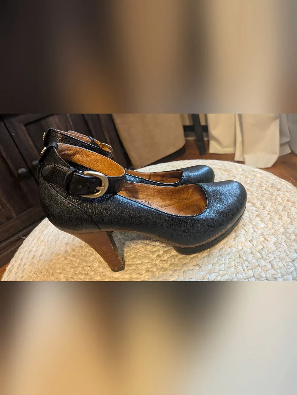 Classic Black Leather Platform Pumps - Picture 7 of 7